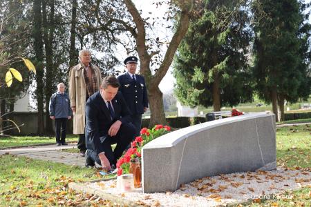 Ob 1. novembru smo se s polaganjem cvetja poklonili žrtvam vojn (8)